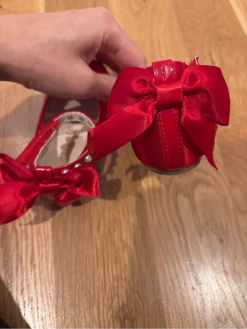 Kiderence silk, bow&pearl dress shoes. 6T.